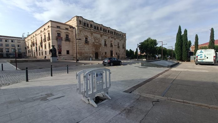 La Plaza de España de Guadalajara, sin bandera ni mástil en la mañana del miércoles, 6 de septiembre de 2023. (Foto: La Crónic@)