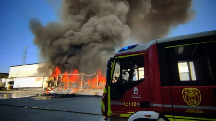 Camión ardiendo en Cabanillas el 30 de septiembre de 2023. (Foto: Bomberos de Guadalajara)
