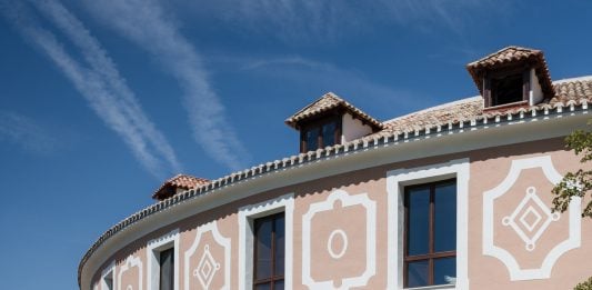 El caso de una trabajadora despedida pone en la picota al hotel de lujo de Brihuega Exterior del edificio principal de la Fábrica de Paños, reconvertida en hotel de 5 estrellas en Brihuega.