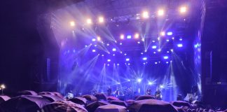 Los paraguas asomaron, aunque poco, durante el concierto de Loquillo en Guadalajara.