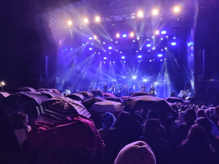 Los paraguas asomaron, aunque poco, durante el concierto de Loquillo en Guadalajara.