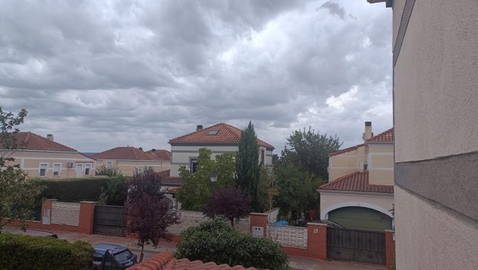 Nubes de tormenta sobre Cabanillas del Campo en la mañana del 2 de septiembre de 2023. (Foto: La Crónic@)