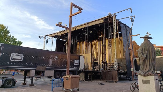 Así se montaba el escenario de la Orquesta Panorama menos de tres horas antes de lo previsto para el inicio de su actuación en Guadalajara. (Foto: La Crónic@)