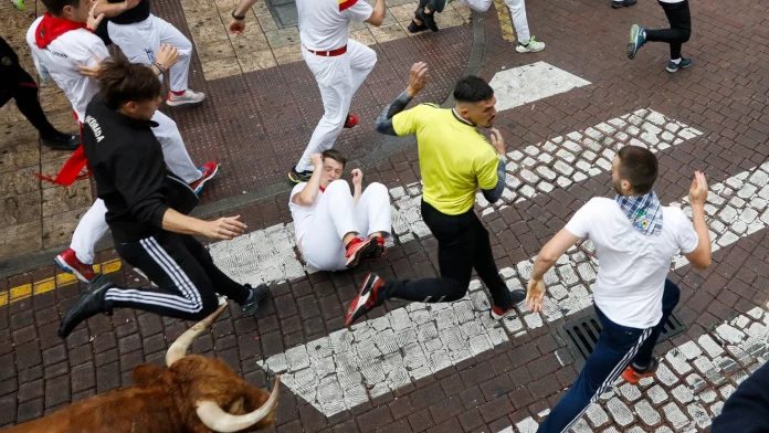 penultimo-encierro-sanse-98 En el sexto encierro de San Sebastián de los Reyes se han corrido toros de la ganadería alcarreña de Polo Saiz. (Foto: Antena 3)