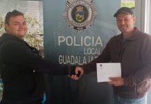 Los dos protagonistas de esta peculiar historia, en la Comisaría de la Policía Local de Guadalajara.