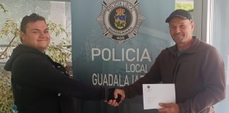 Los dos protagonistas de esta peculiar historia, en la Comisaría de la Policía Local de Guadalajara.