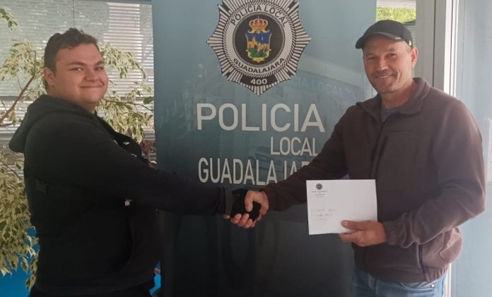policia-devuelto Los dos protagonistas de esta peculiar historia, en la Comisaría de la Policía Local de Guadalajara.