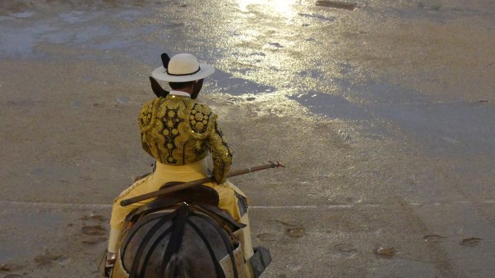 A las inclemencias meteorológicas que afectan a veces a las corridas de toros se unen desde hace algún tiempo las judiciales, de forma creciente en América. En la imagen, un momento pasada por agua en el coso de Las Cruces, de Guadalajara, en septiembre de 2023. (Foto: La Crónic@)