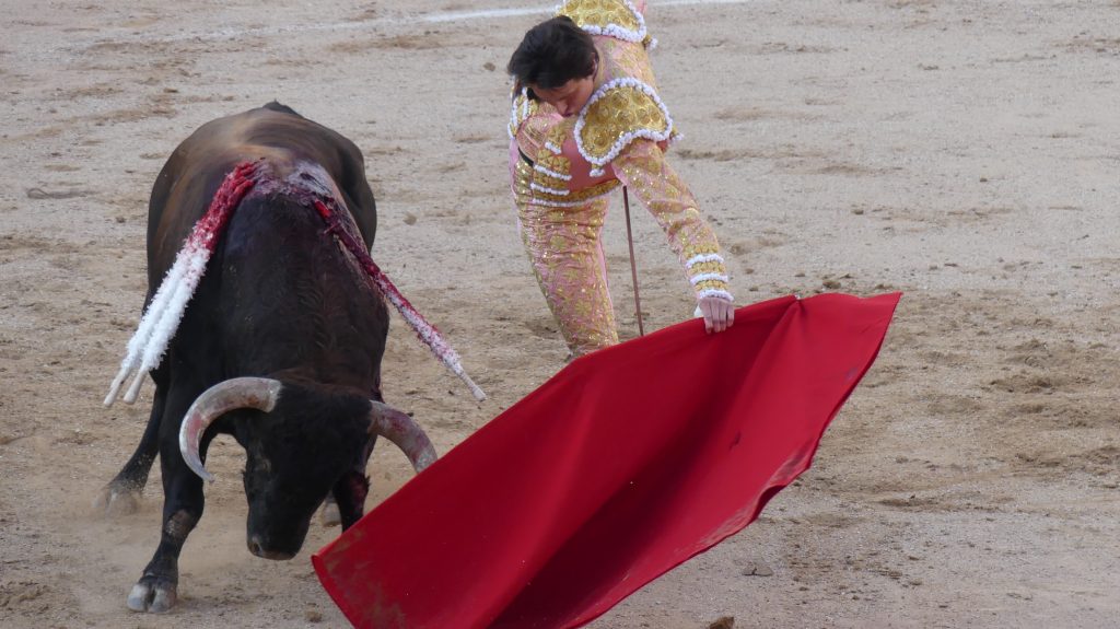 El bono cultural joven se puede utilizar para asistir a corridas de toros. En la imagen, natural de Roca Rey en la pasada feria de Guadalajara. (Foto: La Crónic@)
