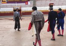 Las cuadrillas, comprobando el estado del ruedo de la plaza de Guadalajara en la tarde del domingo, 17 de septiembre de 2023.