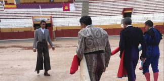 Las cuadrillas, comprobando el estado del ruedo de la plaza de Guadalajara en la tarde del domingo, 17 de septiembre de 2023.