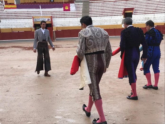 rejones Las cuadrillas, comprobando el estado del ruedo de la plaza de Guadalajara en la tarde del domingo, 17 de septiembre de 2023.