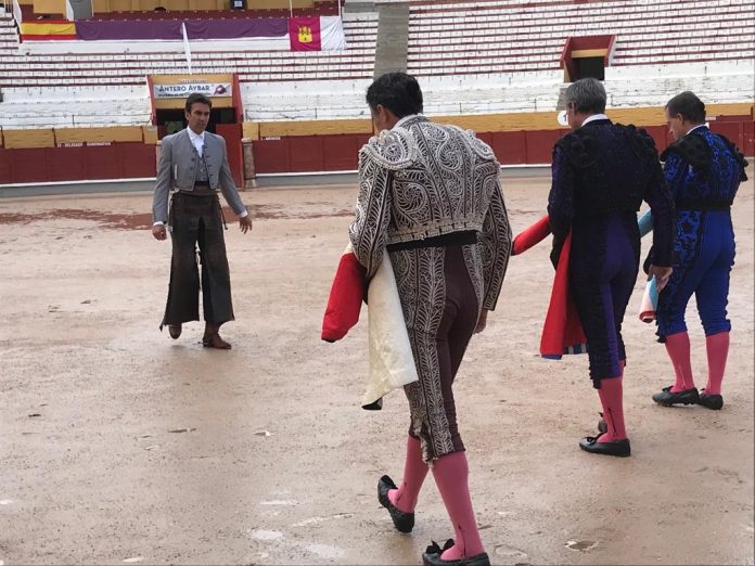 Las cuadrillas, comprobando el estado del ruedo de la plaza de Guadalajara en la tarde del domingo, 17 de septiembre de 2023.