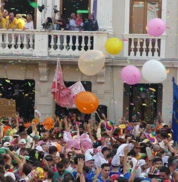 Pregón, chupinazo y balcones en guerra según se han producido los acontecimientos en Guadalajara durante las últimas horas. (Foto: La Crónic@)
