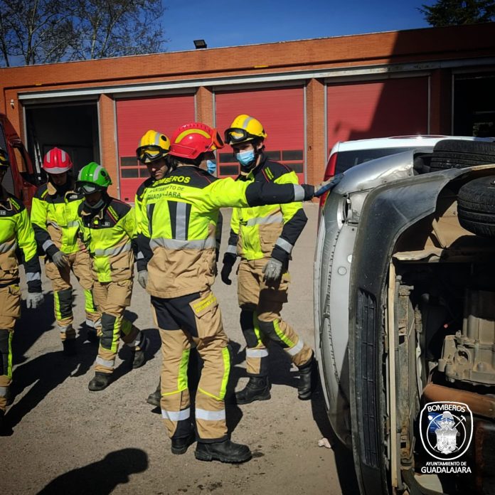 simulacro-bomberos-parque Ejercicio de los bomberos para desescarcelar a un conductor, operación que han tenido que realizar este jueves e el accidente de la N-320.