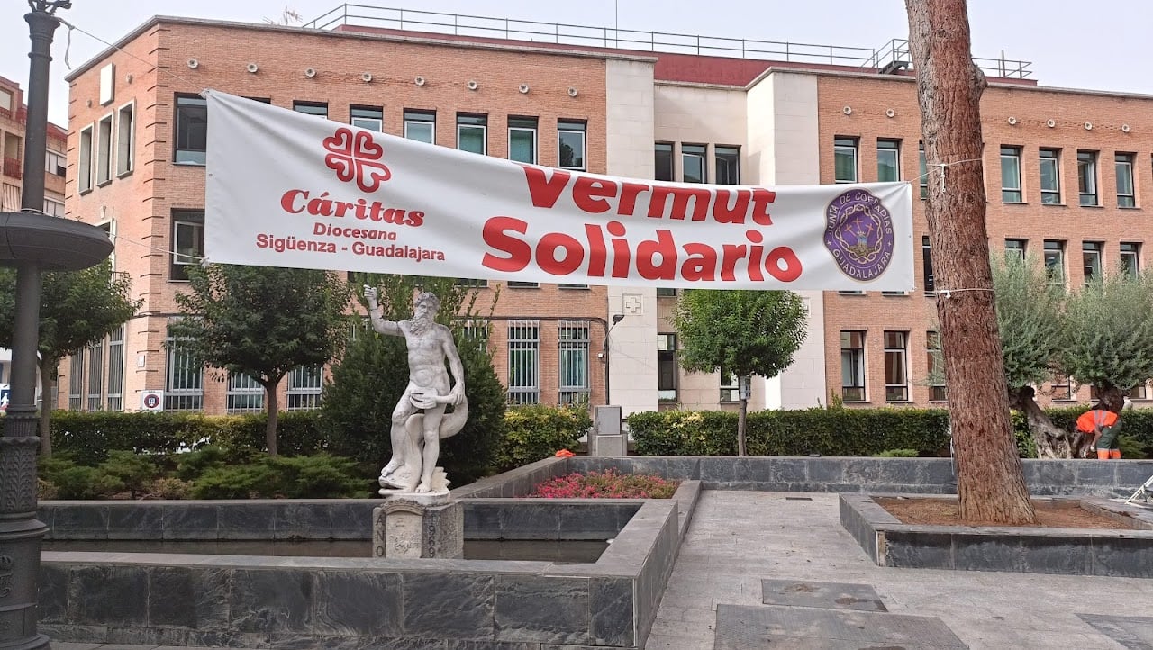 Vermut solidario en la Plaza del Jardinillo. (Foto: La Crónic@)