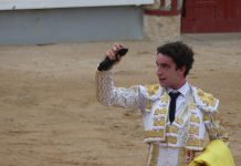 Víctor Hernández, con el triunfo ganado en su primero, ya como matador de toros, en la plaza de Guadalajara el 16 de septiembre de 2023. (Foto: La Crónic@)