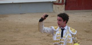 Víctor Hernández, con el triunfo ganado en su primero, ya como matador de toros, en la plaza de Guadalajara el 16 de septiembre de 2023. (Foto: La Crónic@)