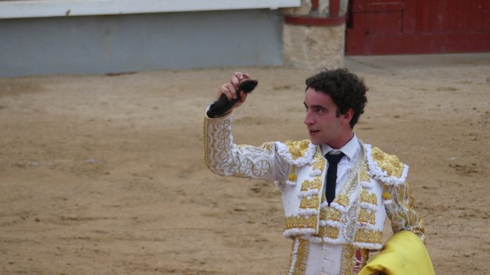 Víctor Hernández, con el triunfo ganado en su primero, ya como matador de toros, en la plaza de Guadalajara el 16 de septiembre de 2023. (Foto: La Crónic@)