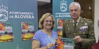 La alcaldesa de Alovera y el coronel Centenera, en la presentación de la jura de bandera de este sábado en Alovera.