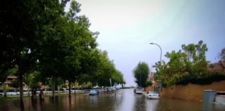 Guadalajara registraba unas intensas y prolongadas lluvias este jueves, que han dejado en 24 horas la quinta parte de las precipitaciones esperadas para todo el año y, como se ve en la imagen, más de una situación complicada. (Foto: Bomberos de Guadalajara)