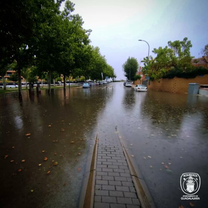 avenida-de-francia-temporal Guadalajara registraba unas intensas y prolongadas lluvias este jueves, que han dejado en 24 horas la quinta parte de las precipitaciones esperadas para todo el año y, como se ve en la imagen, más de una situación complicada. (Foto: Bomberos de Guadalajara)