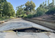 Una de las losas del Barranco del Alamín que quedaron destrozadas por la avenida torrencial de agua del pasado mes de junio en Guadalajara.
