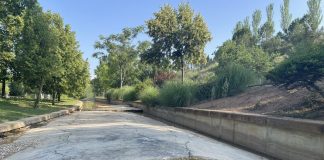 Una de las losas del Barranco del Alamín que quedaron destrozadas por la avenida torrencial de agua del pasado mes de junio en Guadalajara.