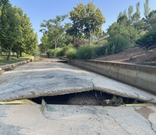 Una de las losas del Barranco del Alamín que quedaron destrozadas por la avenida torrencial de agua del pasado mes de junio en Guadalajara.
