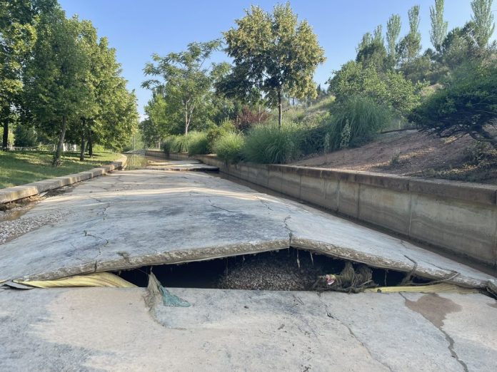 barranco-alamin-losas-rotas-tormenta Una de las losas del Barranco del Alamín que quedaron destrozadas por la avenida torrencial de agua del pasado mes de junio en Guadalajara.