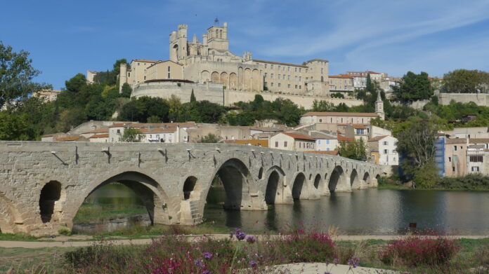 El Puente Viejo y, al fondo, Béziers, en lo alto. (Foto: María Alonso / La Crónic@)