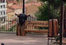 El peculiar banco-toro de Bogarra antes de ser supuestamente vandalizado por un antitaurino de 76 años. (Foto: Google Maps)