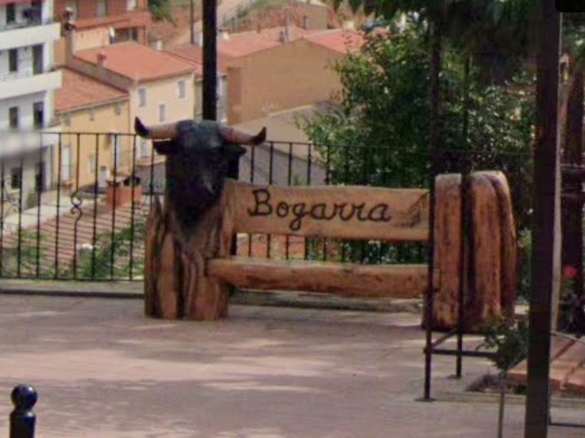 El peculiar banco-toro de Bogarra antes de ser supuestamente vandalizado por un antitaurino de 76 años. (Foto: Google Maps)