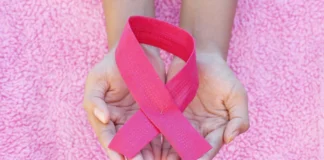 Lazo rosa alusivo al cáncer de mama.