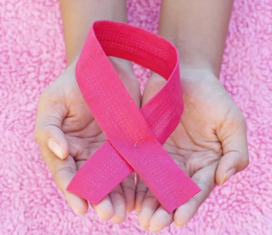 Las mujeres tienen más probabilidades de sobrevivir al cáncer, pero con efectos secundarios más graves Lazo rosa alusivo al cáncer de mama.