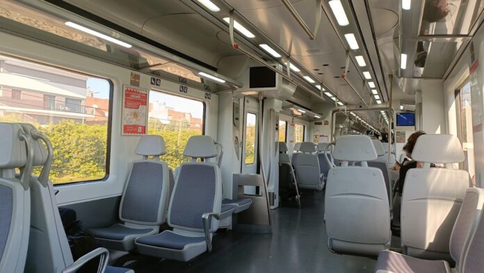 Interior de un tren de Cercanías de la línea entre Madrid y Guadalajara en octubre de 2023. (Foto: La Crónic@)