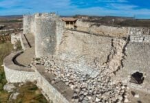 Muchos metros del castillo de Jadraque se han derrumbado en este 2023. (Foto: Guillermo Rocafort)