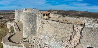 Muchos metros del castillo de Jadraque se han derrumbado en este 2023. (Foto: Guillermo Rocafort)
