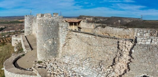 Jadraque sigue sin castillo para celebrar la cena de San Juan Muchos metros del castillo de Jadraque se han derrumbado en este 2023. (Foto: Guillermo Rocafort)