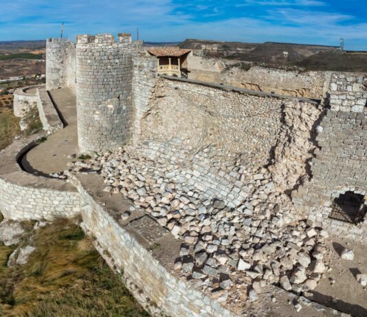 Muchos metros del castillo de Jadraque se han derrumbado en este 2023. (Foto: Guillermo Rocafort)