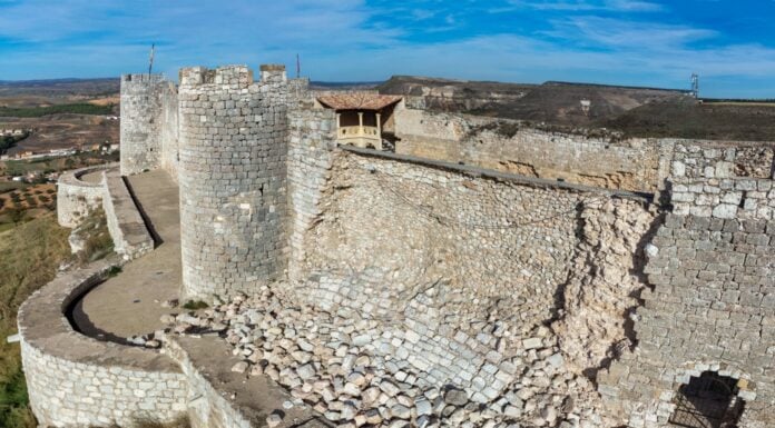 Jadraque sigue sin castillo para celebrar la cena de San Juan Muchos metros del castillo de Jadraque se han derrumbado en este 2023. (Foto: Guillermo Rocafort)