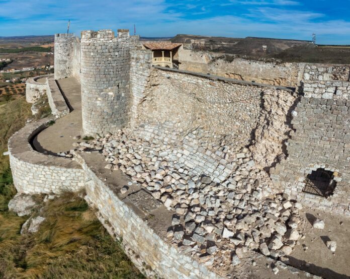 Muchos metros del castillo de Jadraque se han derrumbado en este 2023. (Foto: Guillermo Rocafort)