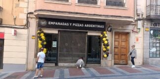 Exterior del nuevo establecimiento abierto este 11 de octubre de 2023 en la Calle Mayor de Guadalajara, dedicado a la venta de empanadas argentinas. (Foto: La Crónic@)