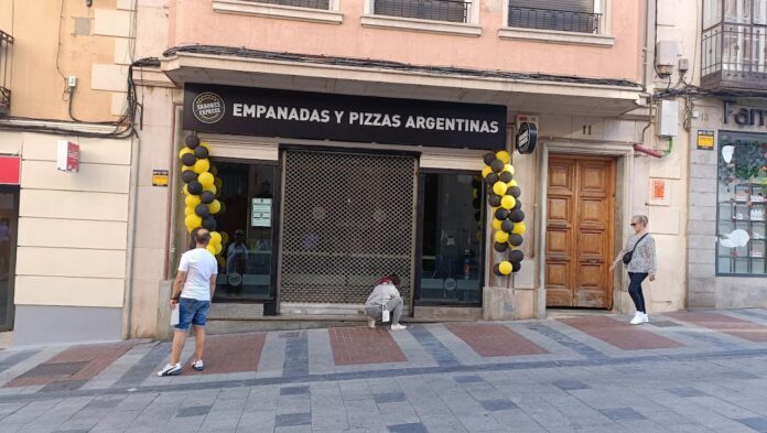 Exterior del nuevo establecimiento abierto este 11 de octubre de 2023 en la Calle Mayor de Guadalajara, dedicado a la venta de empanadas argentinas. (Foto: La Crónic@)