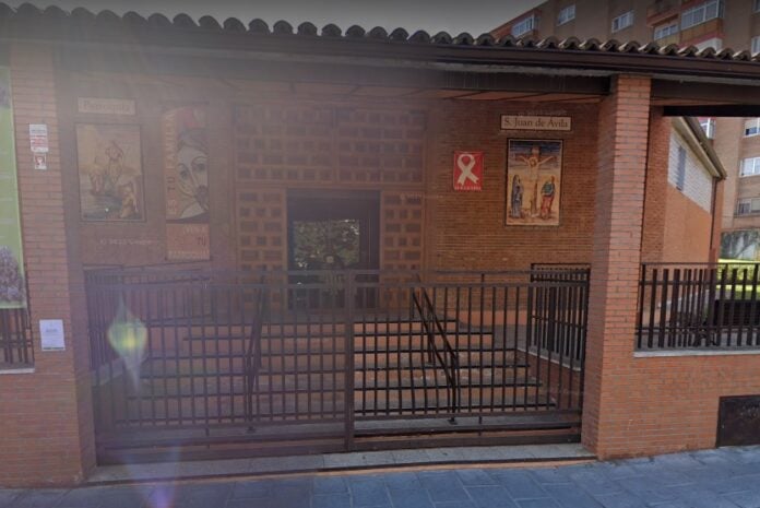 Entrada a la parroquia de San Juan de Ávila, en Guadalajara. (Foto: Google Maps)