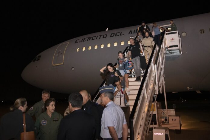 Llegada del primer avión militar español con evacuados desde Israel, el jueves. (Foto: Ministerio de Defensa)