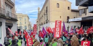 Protesta de las trabajadoras de los comedores escolares de Guadalajara el 20 de octubre de 2023.