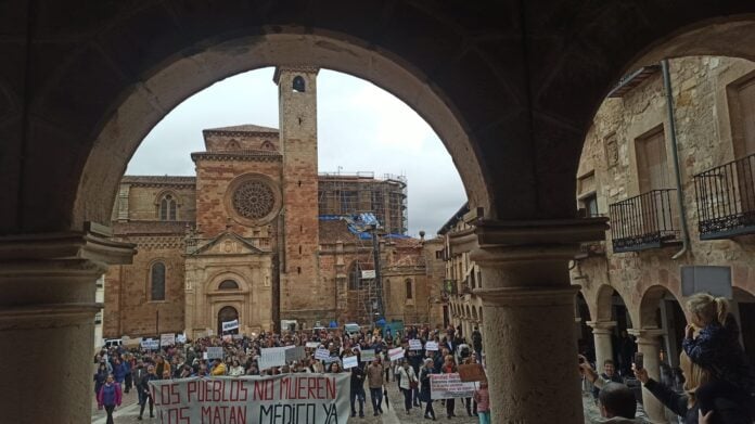La protesta de este domingo ha incluido una concentración ante el Ayuntamiento de Sigüenza, en la Plaza Mayor.