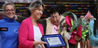 Placa para Maite Nadal, entregada el 28 de octubre de 2023 por la alcaldesa de Guadalajara.