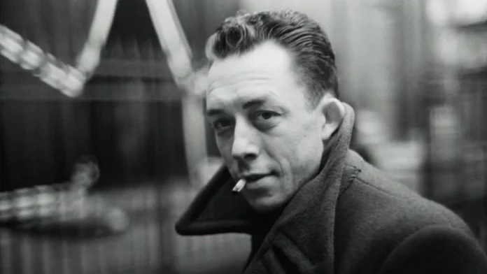 Albert Camus en una de sus imágenes más conocidas.